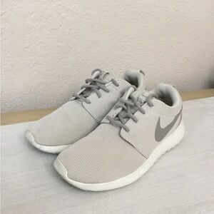 Nike women’s Roshe one light orewood brown size 8
